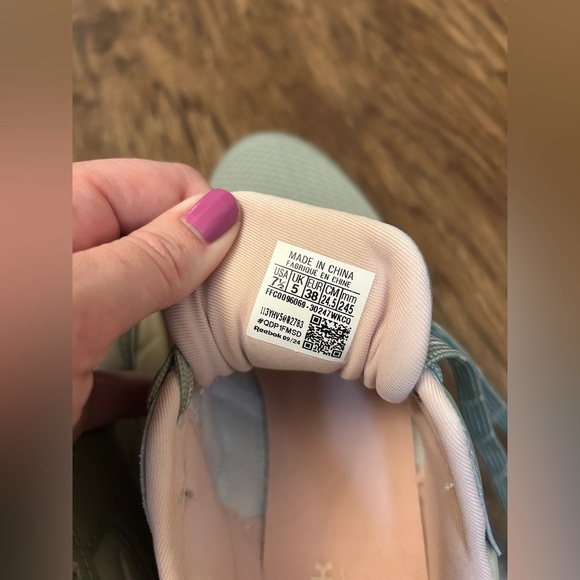 Reebok NWOT Women's Pink and Green Sneaker. Size 7.5 - Picture 7 of 7